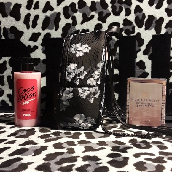 NWT Pebbled V-Quilt Small City Backpack - Picture 3 of 6